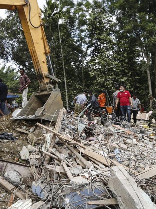 Der Distrikt Pidie Jaya in Aceh nach dem Erdbeben - Rettungskräfte such in Trümmern nach Überlebenden.