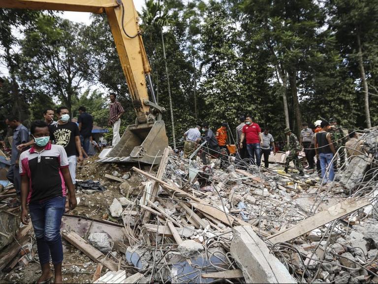 Der Distrikt Pidie Jaya in Aceh nach dem Erdbeben - Rettungskräfte such in Trümmern nach Überlebenden.