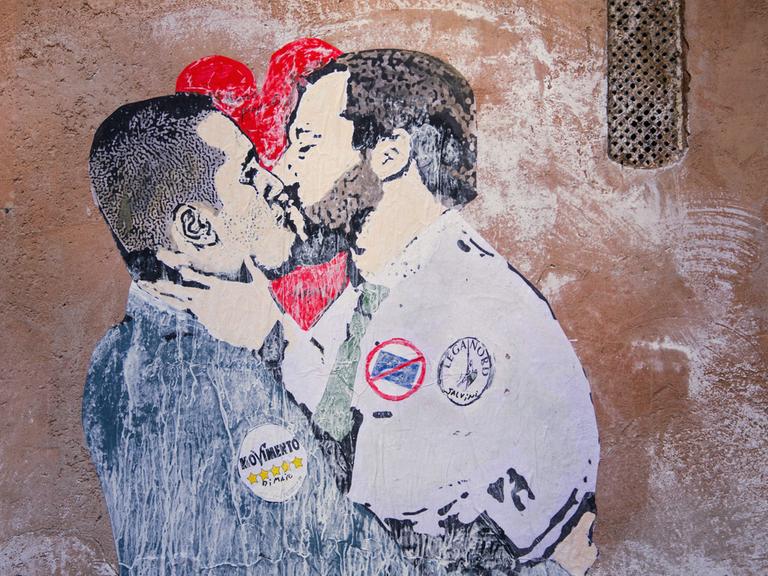 Ein Streetart-Motiv in Rom kommentiert die Regierungsbildung von Luigi di Maio, Parteichef der Fünf-Sterne-Bewegung, und Matteo Salvini, Vorsitzender der rechtspopulistischen Partei Lega, aufgenommen am 23.3.2018