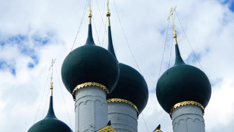 Die typischen "Zwiebeltürme" der Uspenski Kathedrale auf dem Kreml in Rostow / Russland