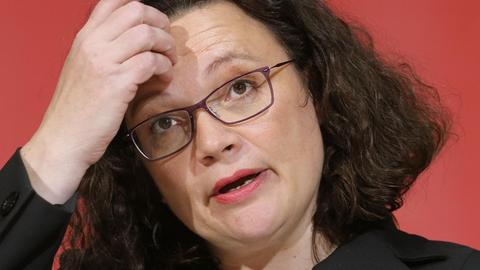 29.10.2018, Berlin: Andrea Nahles (SPD), Bundesvorsitzende der SPD, beantwortet nach der Sitzung des Vorstandes der SPD-Bundespartei im Willy-Brandt-Haus Fragen von Journalisten zu den Ergebnissen der Landtagswahl in Hessen