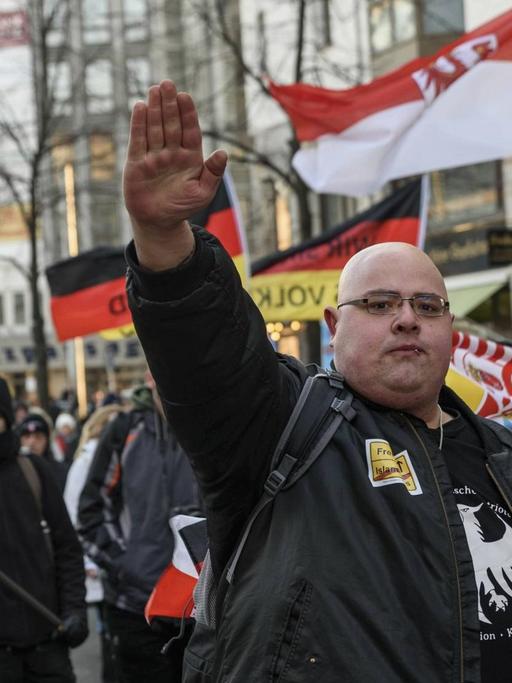 Demonstrant zeigt den Hitlergruss.