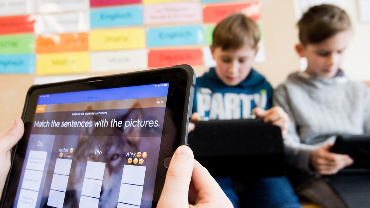 Schüler einer 5. Klasse lernen mit einem iPad im Englischunterricht an einer Oberschule in der Region Hannover.