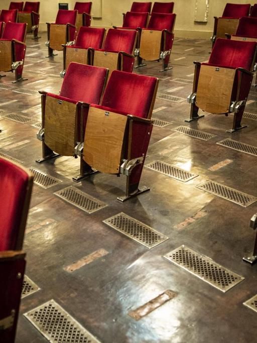 Umgebaute Sitzreihen zur Einhaltung der Abstandsregeln in einem Theater. Der Abstand zwischen den Sitzen ist gemäß den Regeln deutlich vergrößert.
