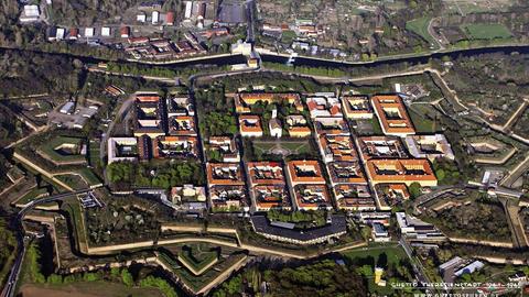 Luftbilad von Terezín mit Umrissen der festungsanlage, die gut zu erkennen sind
