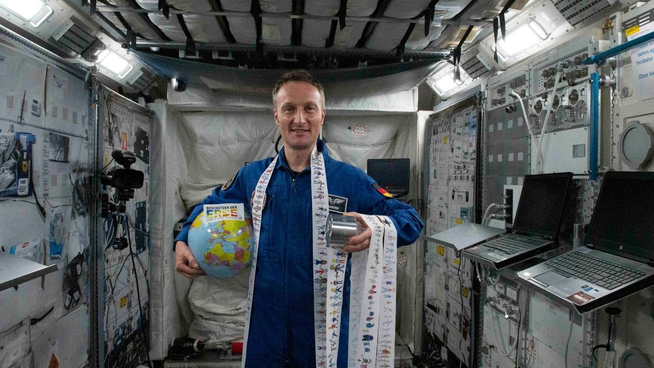 Dieses Bild entstand noch in einem Trainingsmodul am Boden – bald wird Matthias Maurer das Band mit den gemalten Kinderselfies in der ISS ausrollen Dieses Bild entstand noch in einem Trainingsmodul am Boden – bald wird Matthias Maurer das Band mit den gemalten Kinderselfies in der ISS ausrollen