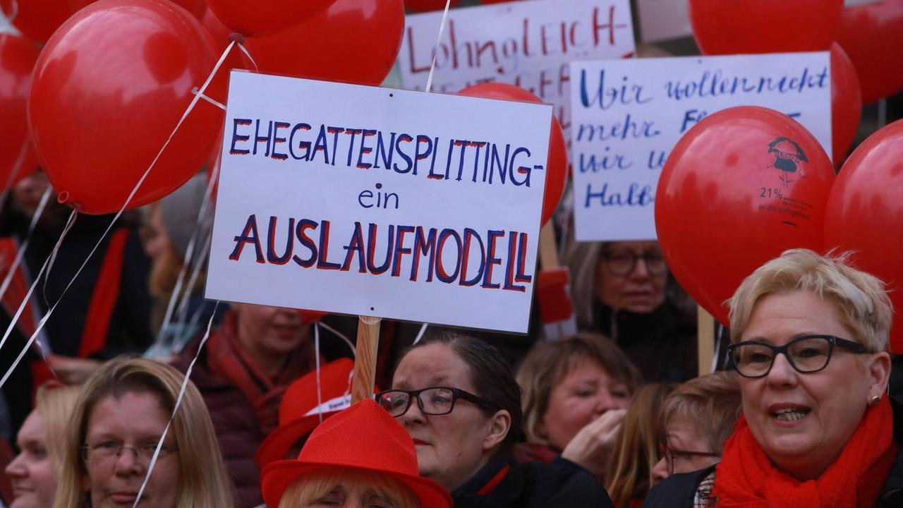 Schild auf einer Demonstration zum Equalpayday in Dortmund: "Ehegattensplitting ein Auslaufmodell"
