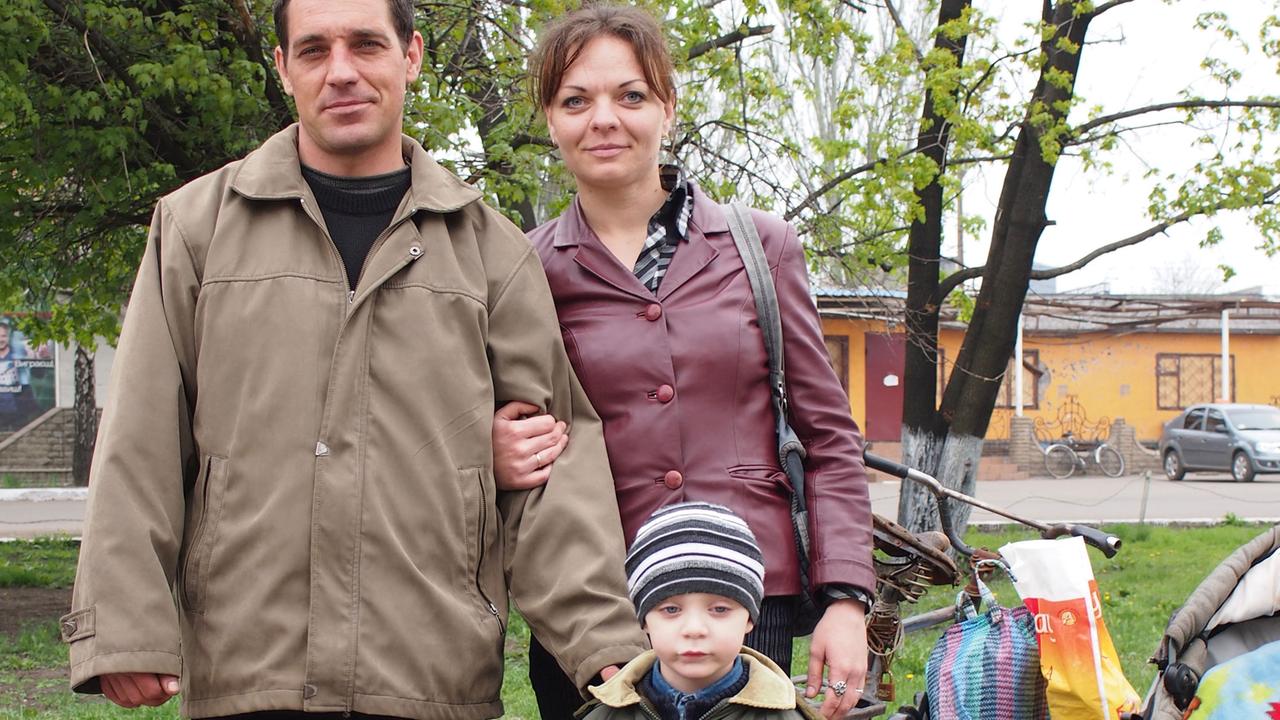Alexej und Swjetlana Gudjakow mit ihrem kleinen Sohn in der ukrainischen Stadt Debalzewe