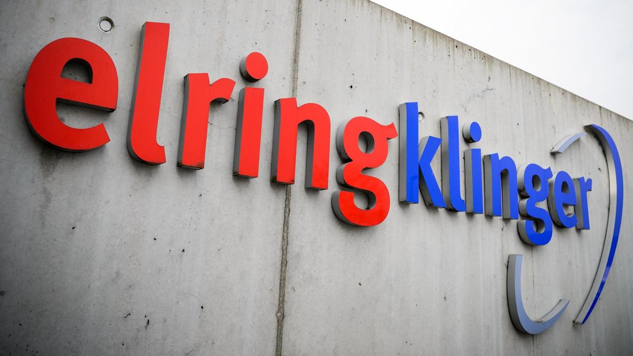 26.03.2018, Baden-Württemberg, Dettingen an der Erms: "ElringKlinger" steht auf einer Wand auf dem Gelände des Autozulieferers. 