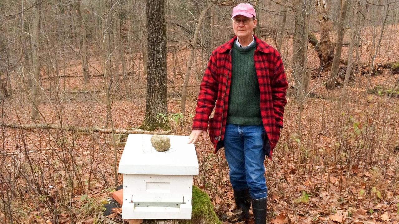 Professor Thomas Seeley steht neben einem Bienenstockkasten aus Styropor 