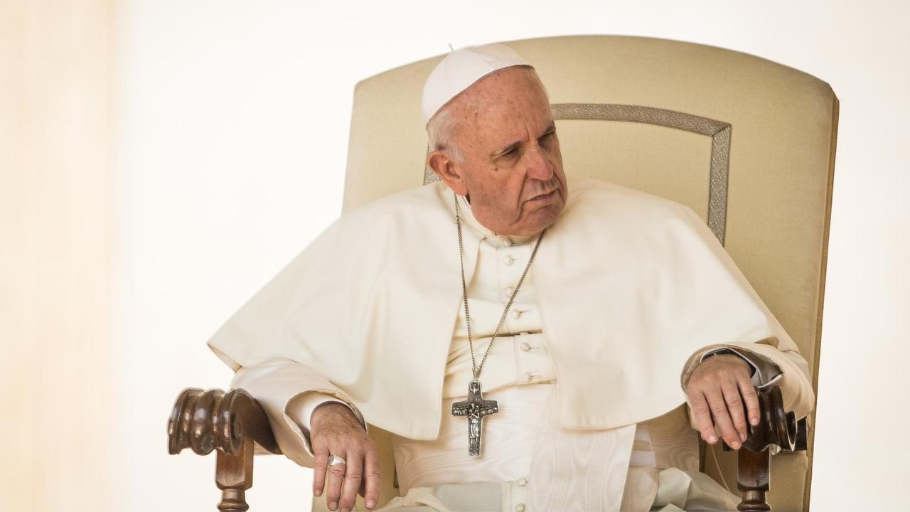 Papst Franziskus auf einem Stuhl sitzend