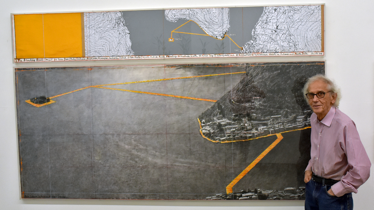 Christo in seinem Atelier in New York: Er steht vor einem Bild, das sein Projekt "Floating Piers" zeigt.