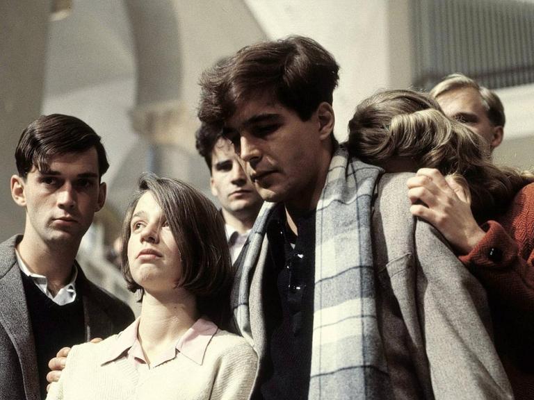 Szene aus "Die weiße Rose" von 1982 Oliver Siebert als Alexander Schmorell, Lena Stolze als Sophie Scholl, Wulf Kessler als Hans Scholl und Ulrich Tukur als Willie Graf.
