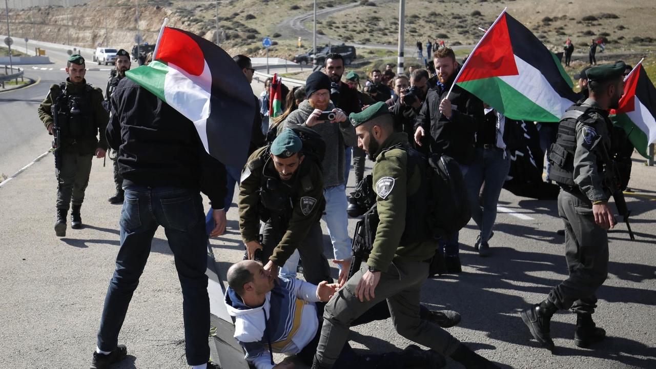 Die israelischen Streitkräfte verhaften einen Demonstranten während Protesten palästinensischer, israelischer und ausländischer Demonstranten gegen die neu eröffnete Route 4370 im besetzten Westjordanland