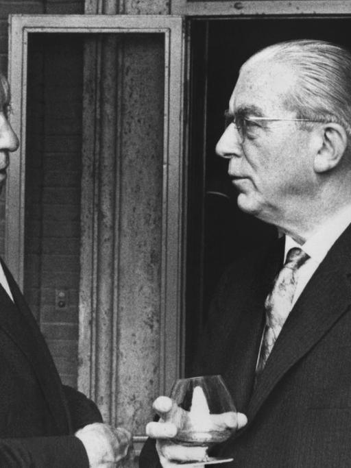 Bundeskanzler Dr. Konrad Adenauer und Staatssekretär Dr. Hans Globke im Gespräch. Aufgenommen im September 1963 in der italienischen Hauptstadt Rom.