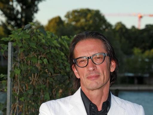 Oskar Roehler im weißen Sakko. Oskar Roehler im weißen Sakko.