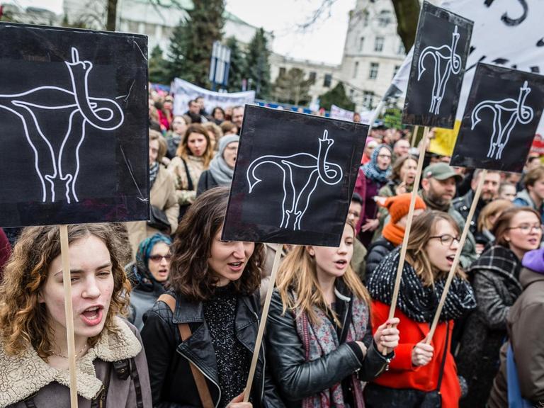 Demonstration gegen eine Verschärfung des Abtreibungsrechts in Polen.