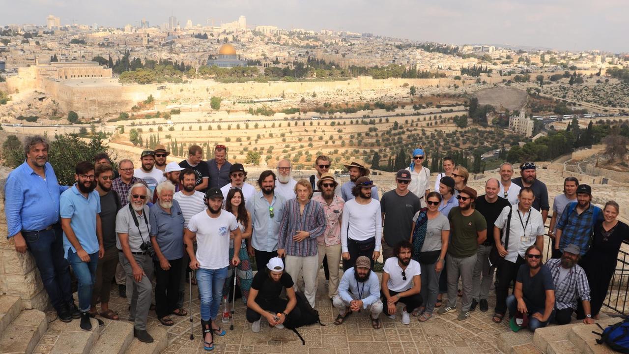 Darsteller der Passionsspiele 2020 posieren in Jerusalem für ein Gruppenfoto mit dem Tempelberg im Hintergrund.