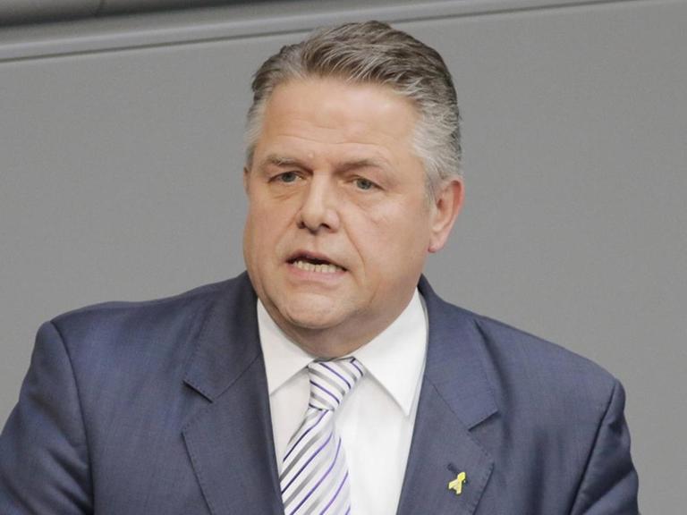 Der CDU-Abgeordnete Klaus-Peter Willsch steht am Renderpult im Deutschen Bundestag.