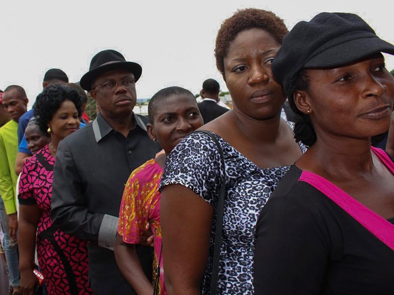 Wahlberechtigte stehen vor einem Wahllokal im nigerianischen Aguleri Schlange.