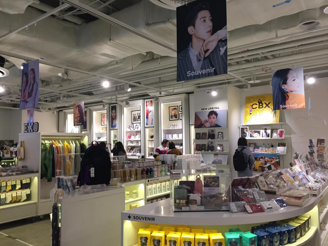 SM, eines der größten Entertainment-Unternehmen Südkoreas, bietet auf mehreren Etagen sämtliche Fanartikel - von CDs über Kleidung, Poster Bücher und vieles mehr