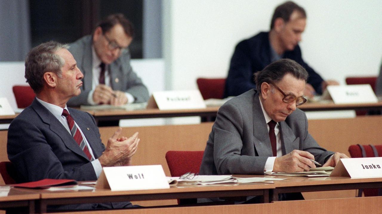 Im Präsidium des Außerordentlichen Parteitages der SED-PDS am 16.12.1989 in Berlin sitzen der Autor Walter Janka (r) und der ehemalige Chef der Auslandsspionage des Ministeriums für Staatssicherheit der DDR, Markus Wolf (l) nebeneinander.