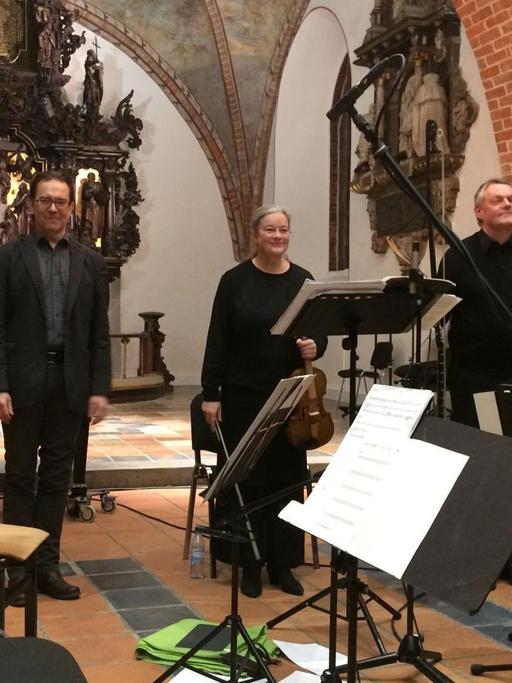 Ensemble Lipparella beim Schlussapplaus in der St. Nicolai-Kirche in Eckernförde