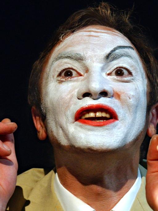 Foto von der Medienprobe am 26.2.2003. Das Schauspiel von Klaus Mann hat am 28. Februar 2003 in der Schweriner Fassung von Birgit Funke am Mecklenburgischen Staatstheater Premiere. Regie führt Michael Funke, das Bühnenbild stammt von Martin Fischer.