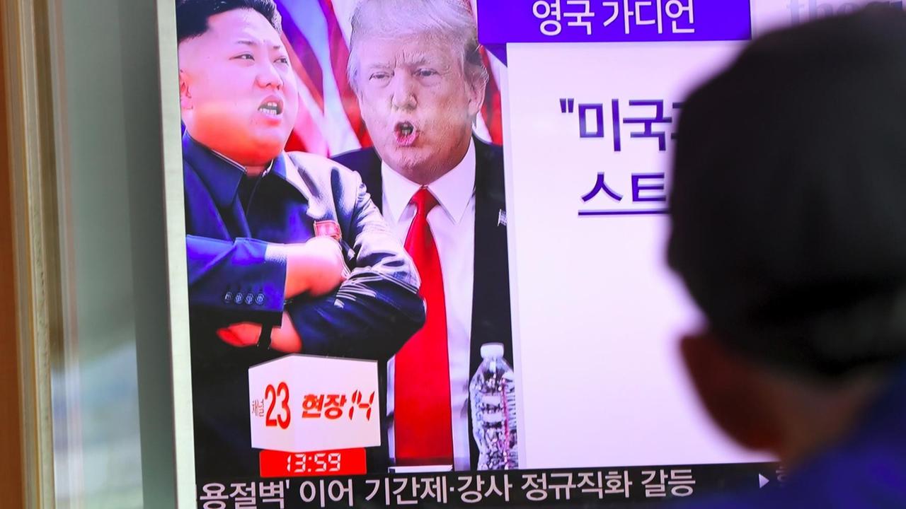 Eine Nachrichtensendung im Fernsehen zeigt einen Bericht über US-Präsident Donald Trump und Nordkoreas Machthaber Kim