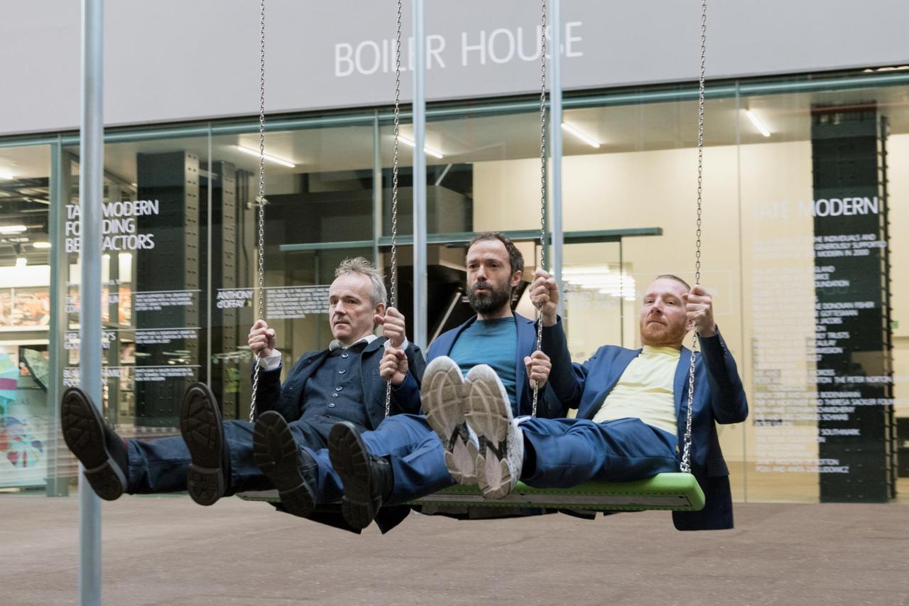 Das Künstlerkollektiv SUPERFLEX schaukelt am 2.Oktober 2017 in seiner Ausstellung in der Tate Modern in London. Rasmus Nielsen, Björnsterne Christiansen, Jakob Fenger (von links nach rechts)