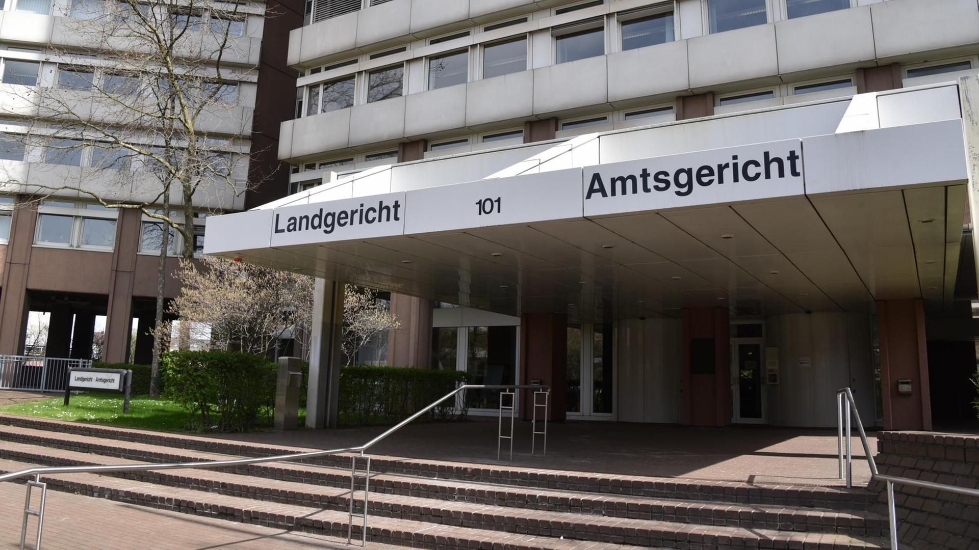 Schild Landgericht und Amtsgericht Köln am Eingang vor dem Gebäude