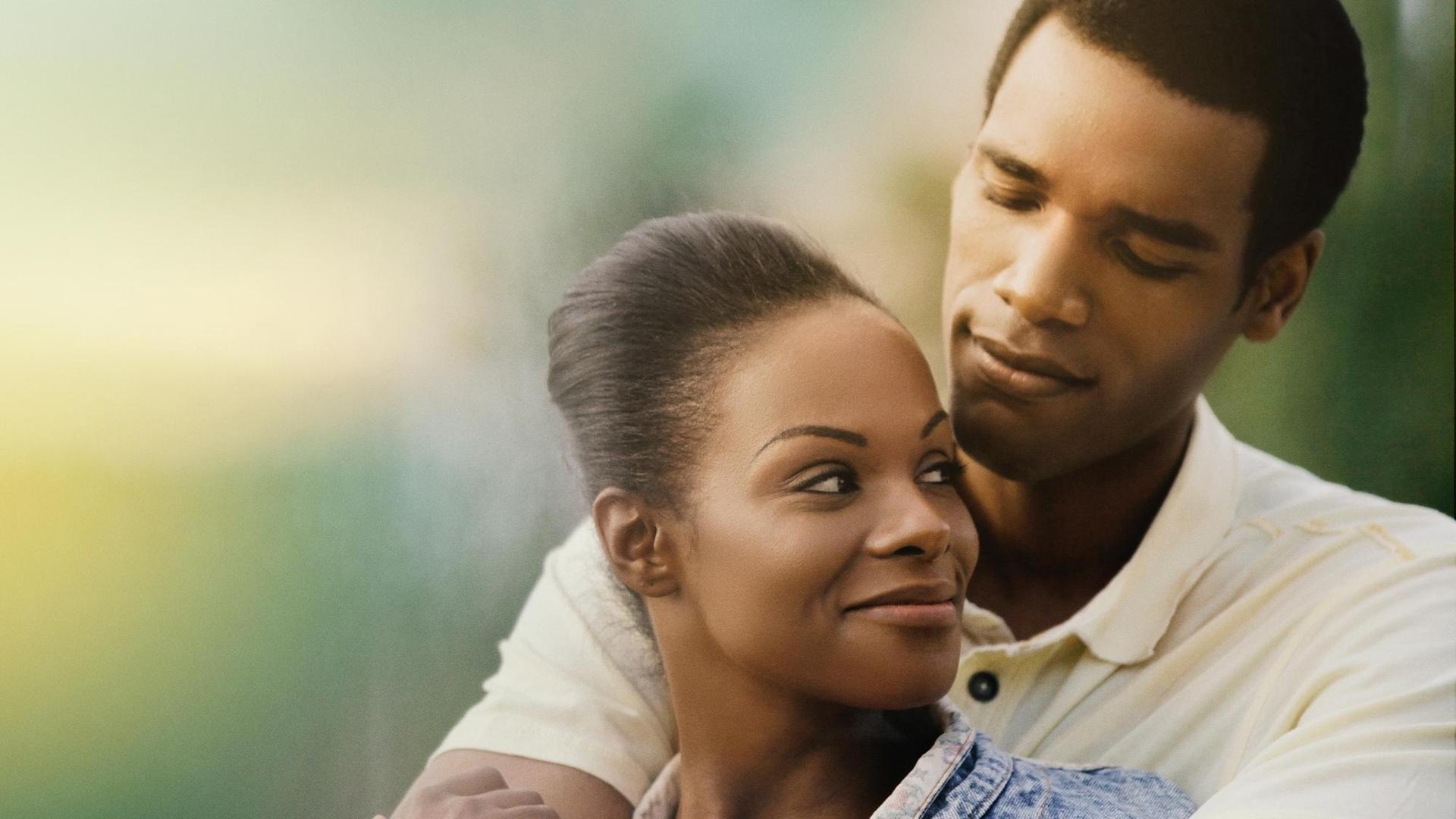 Barack Obama (Parker Sawyers) umarmt Michelle Robinson (Tika Sumpter) bei ihrem ersten Date im Film "My First Lady"