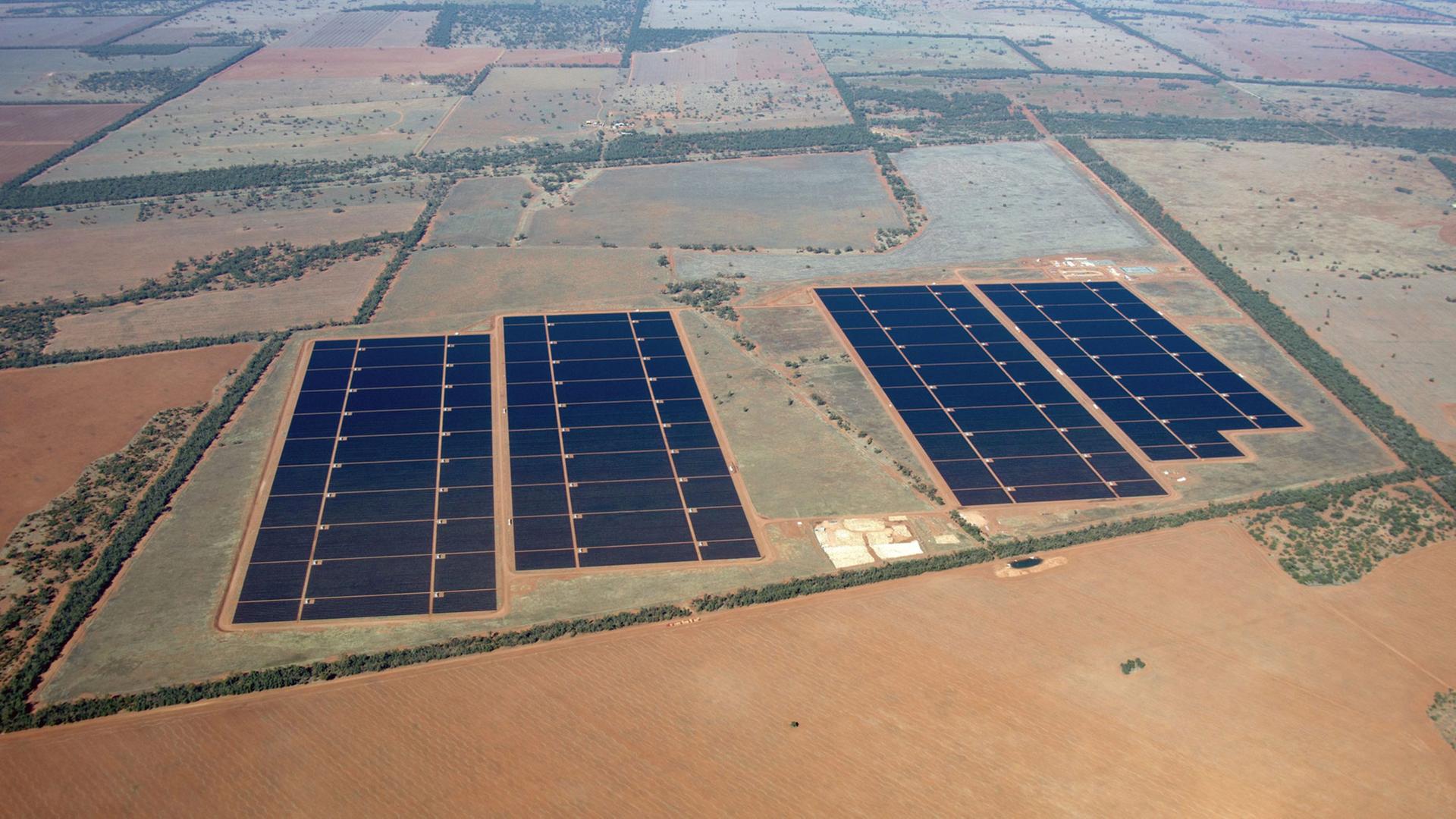 Eine Solaranlage in New South Wales, Australien, die 155 Megawatt Strom für mehr als 50.000 Haushalte produzieren soll.