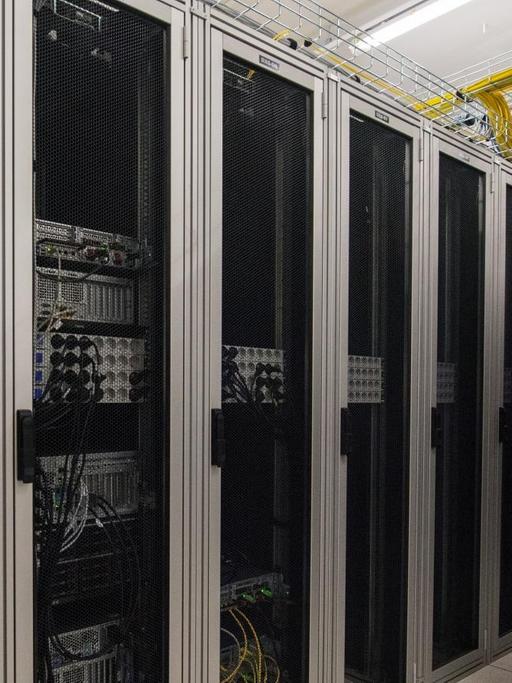 Mehrere Schrankreihen mit Servern stehen in Frankfurt in den gutgesicherten Räumen der Firma DE-CIX