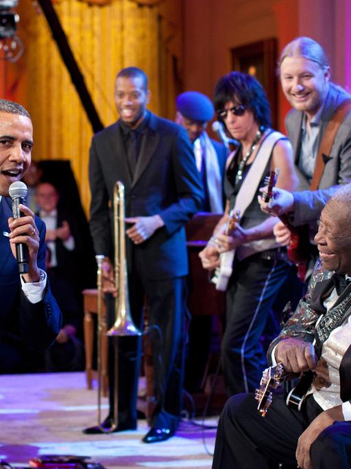 US-Präsident Barack Obama singt "Sweet home Chicago" bei einem Konzertabend im Weißen Haus, beifällig verfolgt von Blues-Legende B. B. King (rechts)