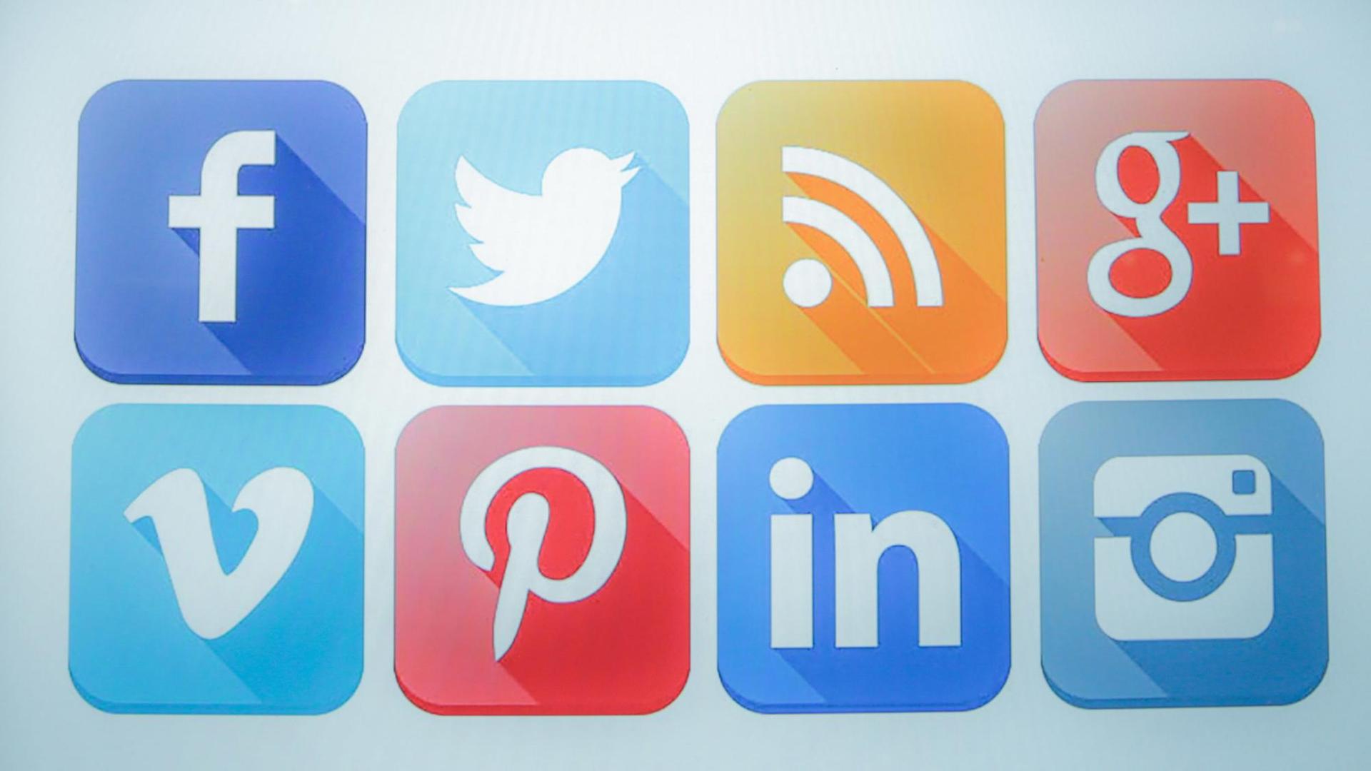 Social-Media-Icons auf einem Notebook