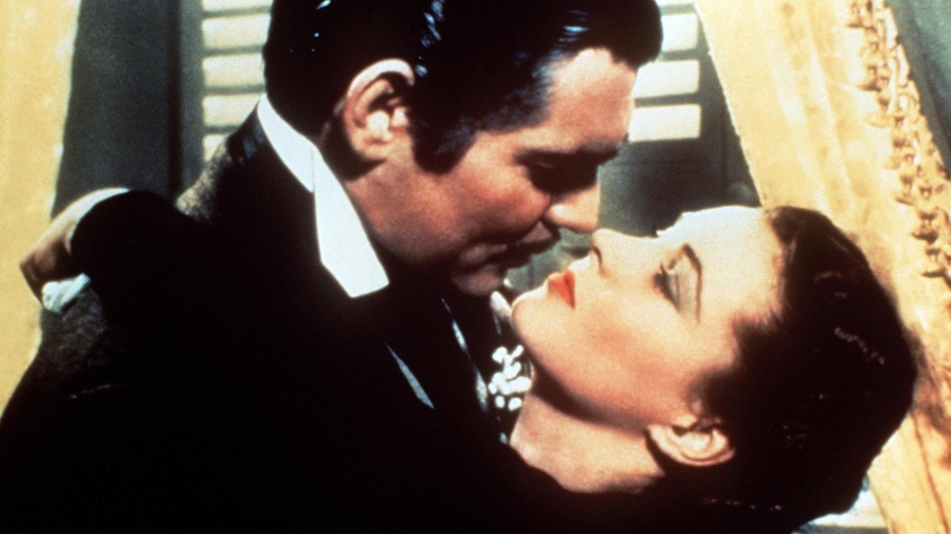 Rhett Butler (Clark Gable) umarmt Scarlett O'Hara (Vivian Leigh). Rhett Butler (Clark Gable) umarmt Scarlett O'Hara (Vivian Leigh).