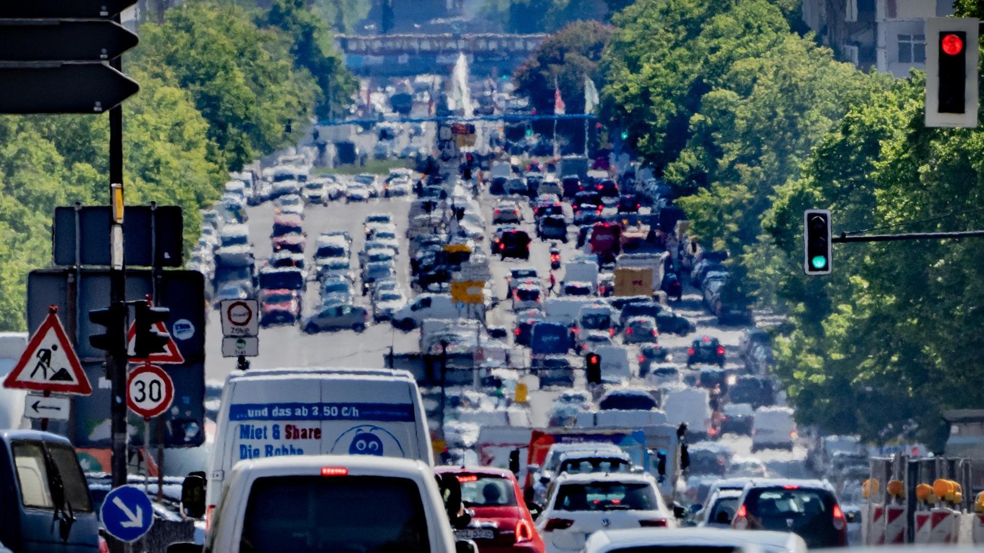 Blick auf den Kaiserdamm in Berlin, auf dem zahlreiche Autos fahren.