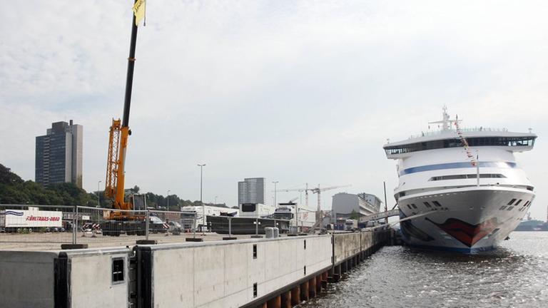 Ein Kreuzfahrtschiff liegt am Kreuzfahrtterminal in Hamburg-Altona.
