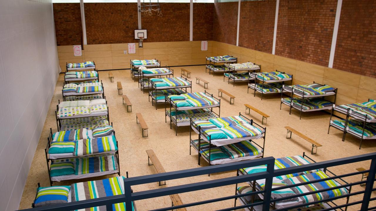 Ein alltägliches Bild in Deutschland: Feldbetten für Flüchtlinge in einer Sporthalle