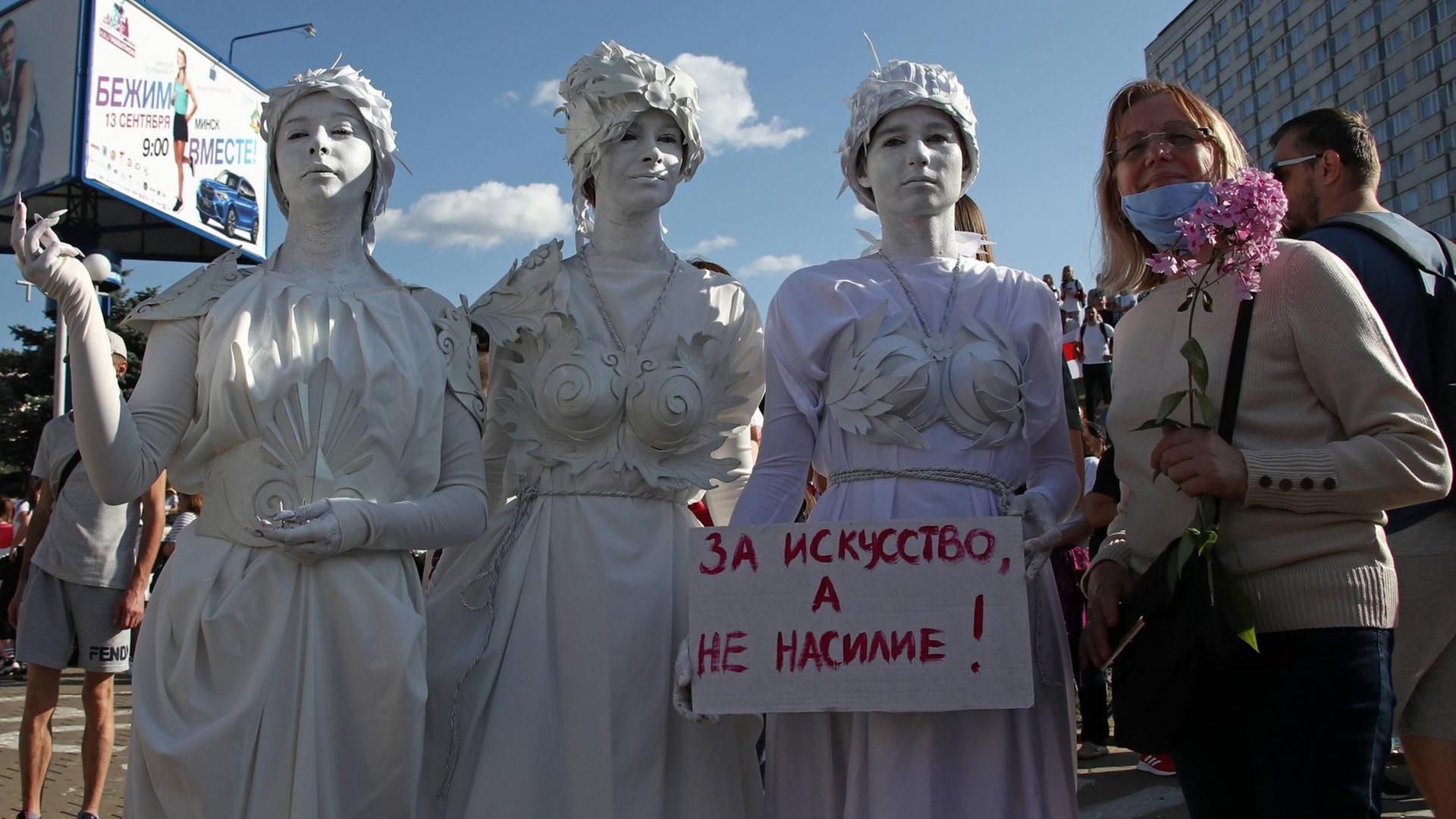 Drei Performancekünstlerinnen posieren mit einer protestierenden Bürgerin in Minsk. Sie demonstrieren friedlich gegen den belarusischen Präsidenten Lukaschenko. Valery Sharifulin/TASS PUBLICATIONxINxGERxAUTxONLY TS0E3700