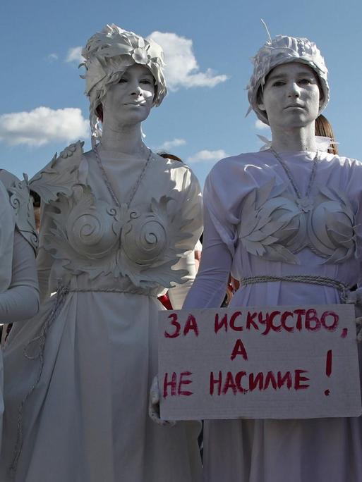 Drei Performancekünstlerinnen posieren mit einer protestierenden Bürgerin in Minsk. Sie demonstrieren friedlich gegen den belarusischen Präsidenten Lukaschenko. Valery Sharifulin/TASS PUBLICATIONxINxGERxAUTxONLY TS0E3700