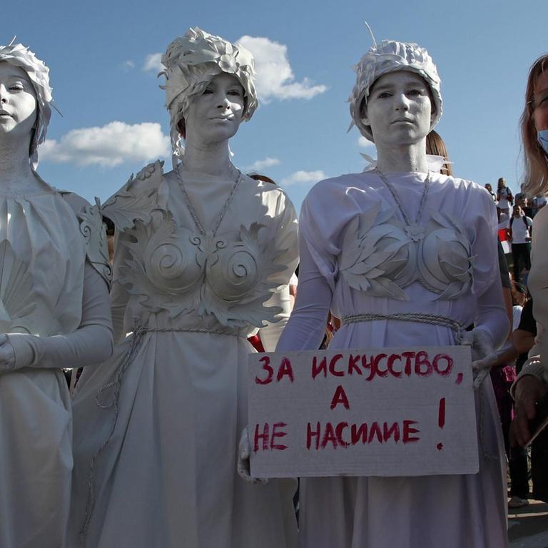 Drei Performancekünstlerinnen posieren mit einer protestierenden Bürgerin in Minsk. Sie demonstrieren friedlich gegen den belarusischen Präsidenten Lukaschenko. Valery Sharifulin/TASS PUBLICATIONxINxGERxAUTxONLY TS0E3700
