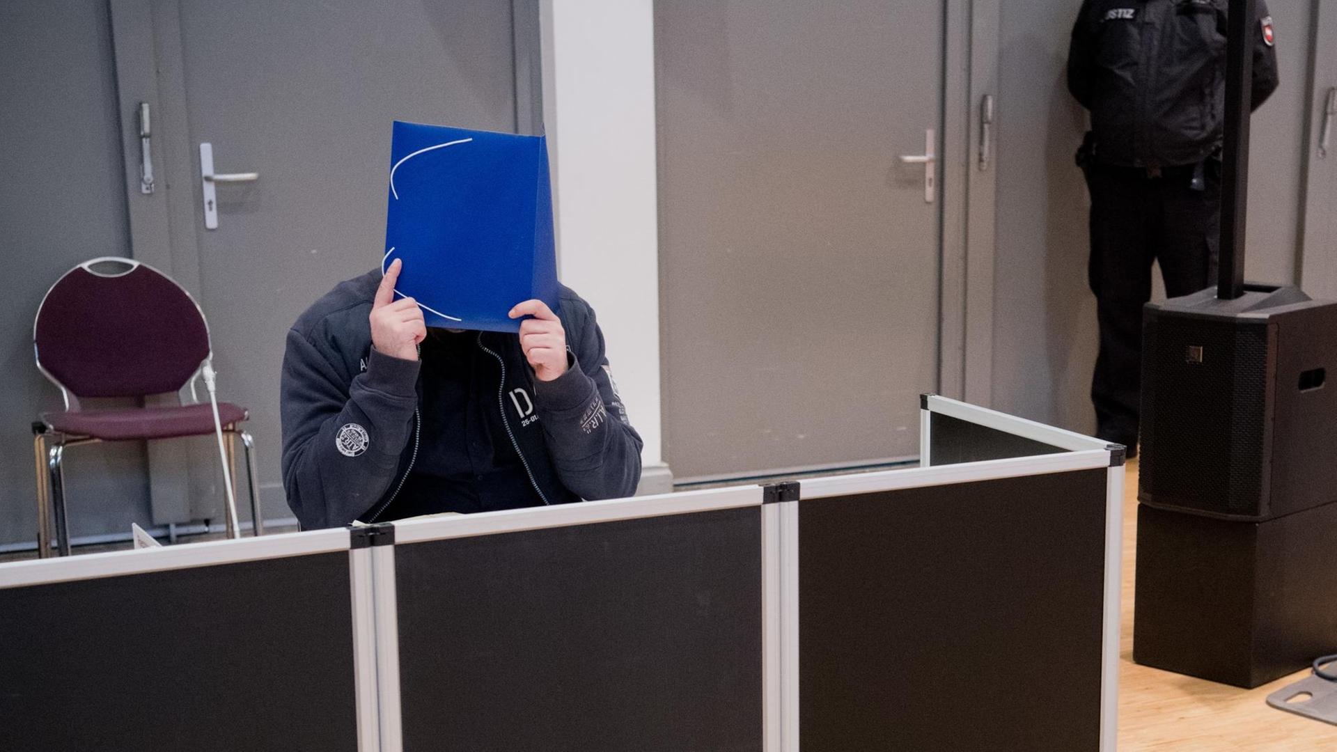 30.10.2018, Niedersachsen, Oldenburg: Der wegen vielfachen Mordes Angeklagte Niels H. sitzt im Gerichtssaal in Oldenburg. 30.10.2018, Niedersachsen, Oldenburg: Der wegen vielfachen Mordes Angeklagte Niels H. sitzt im Gerichtssaal in Oldenburg.