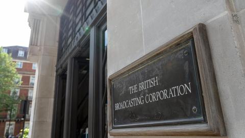 Ein Schild mit der Aufschrift "The British Broadcasting Corporation" an einer Hauswand