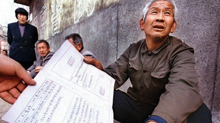 Ein chinesischer Bauer sitzt vor dem Pekinger Petitionsamt im Süden der Hauptstadt