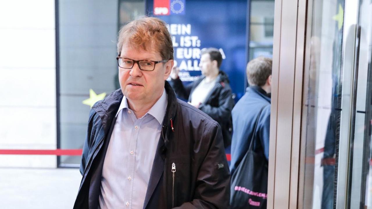 Ralf Stegner, stellvertretender Parteivorsitzender, kommt in der SPD-Parteizentrale an