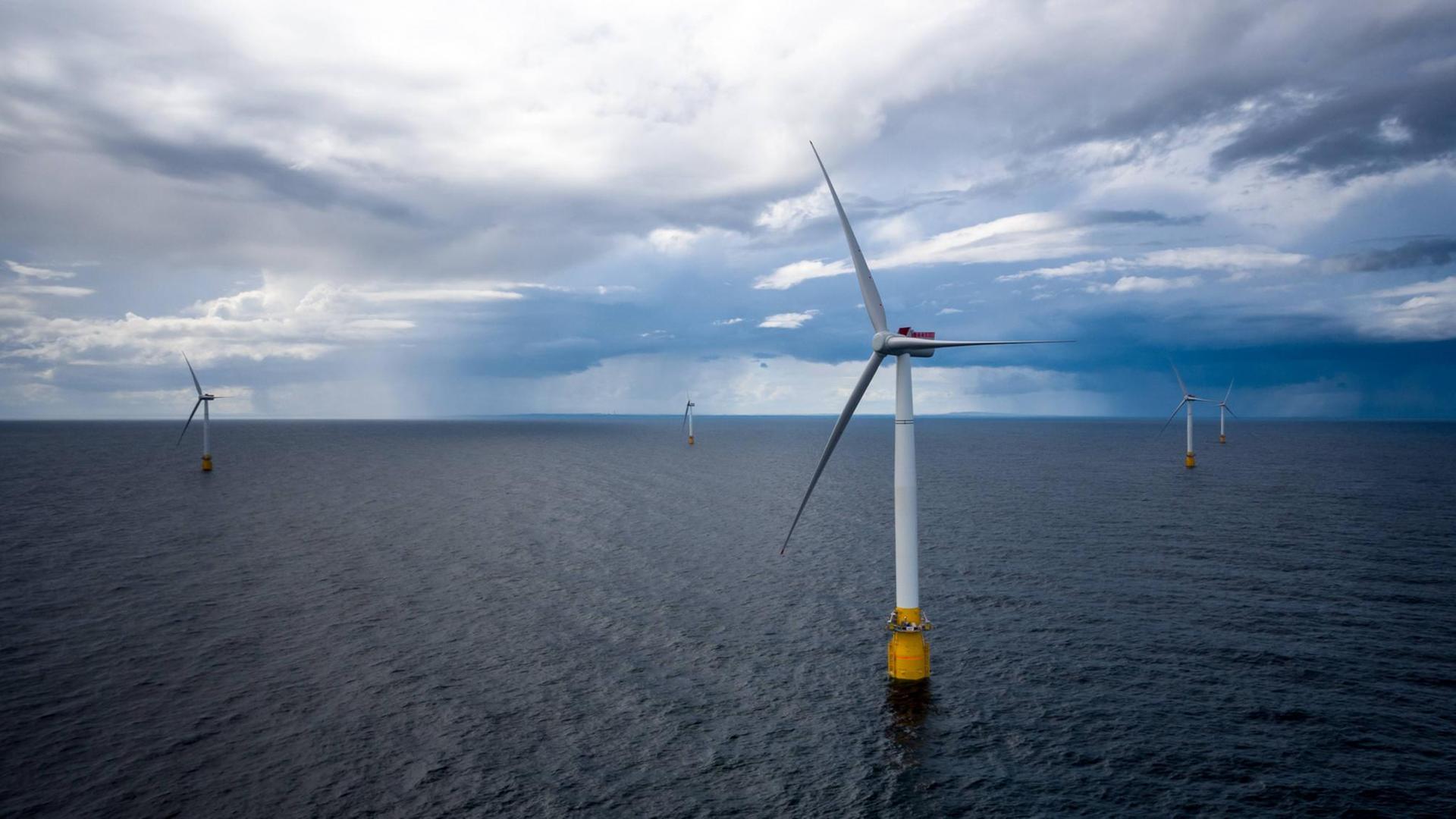 Östlich von Aberdeen im Nordatlantik ist der erste schwimmende Windpark der Welt in Betrieb gegangen