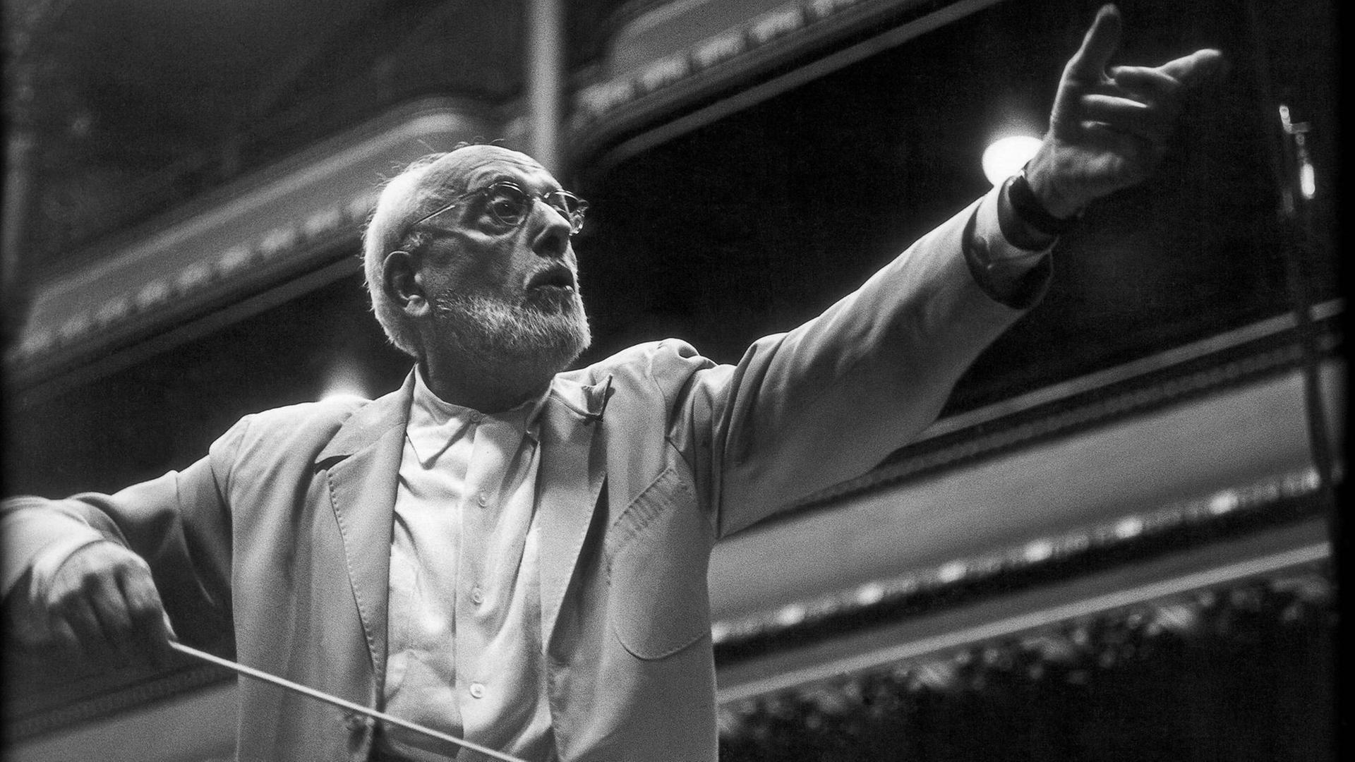 Der Schweizer Dirigent Ernest Ansermet während einer Orchesterprobe