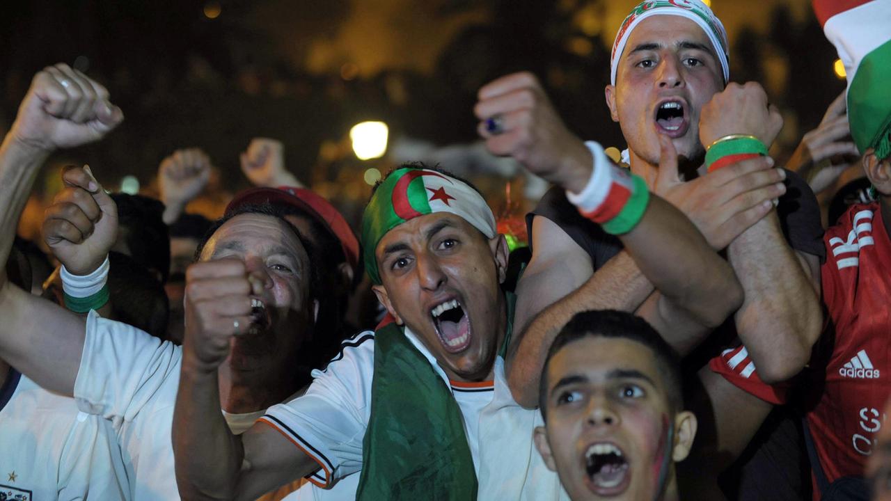 Algerische Fans in Algier feiern ihr Team während der Fußball-WM 2014.